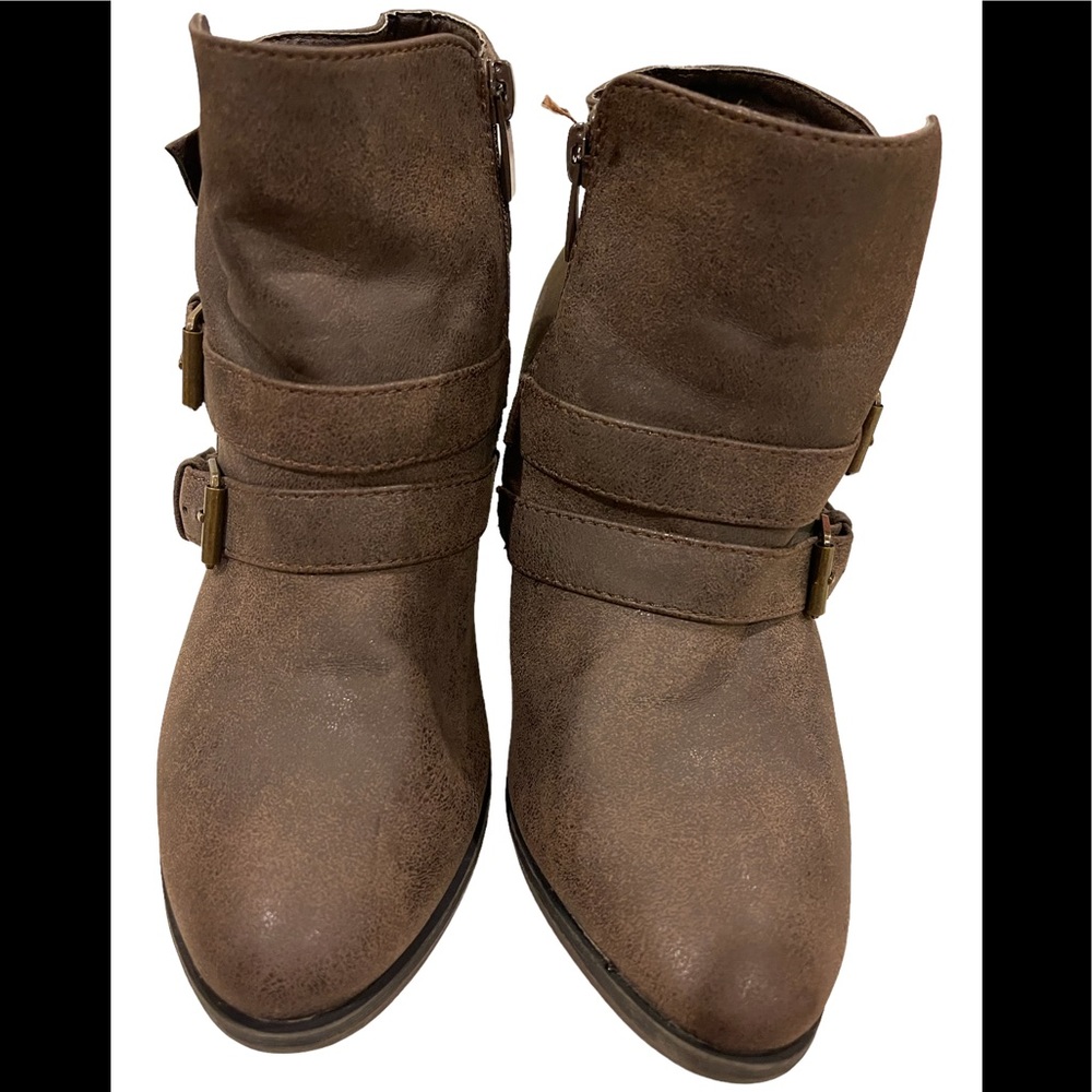 FOREVER TAUPE 6 1/2” THREE BUCKLE HEELED BOOTS, SIZE 7 1/2